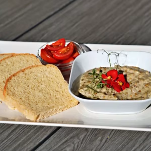 Salată de vinete (cu maioneză), roșii și pâine